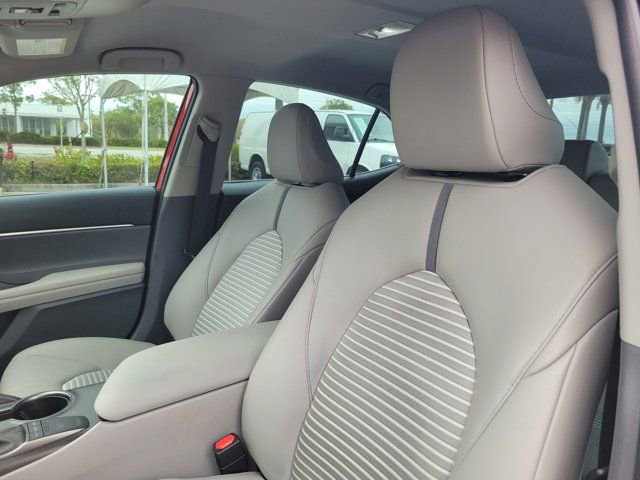 Used 2024 Toyota Camry SE image 19
