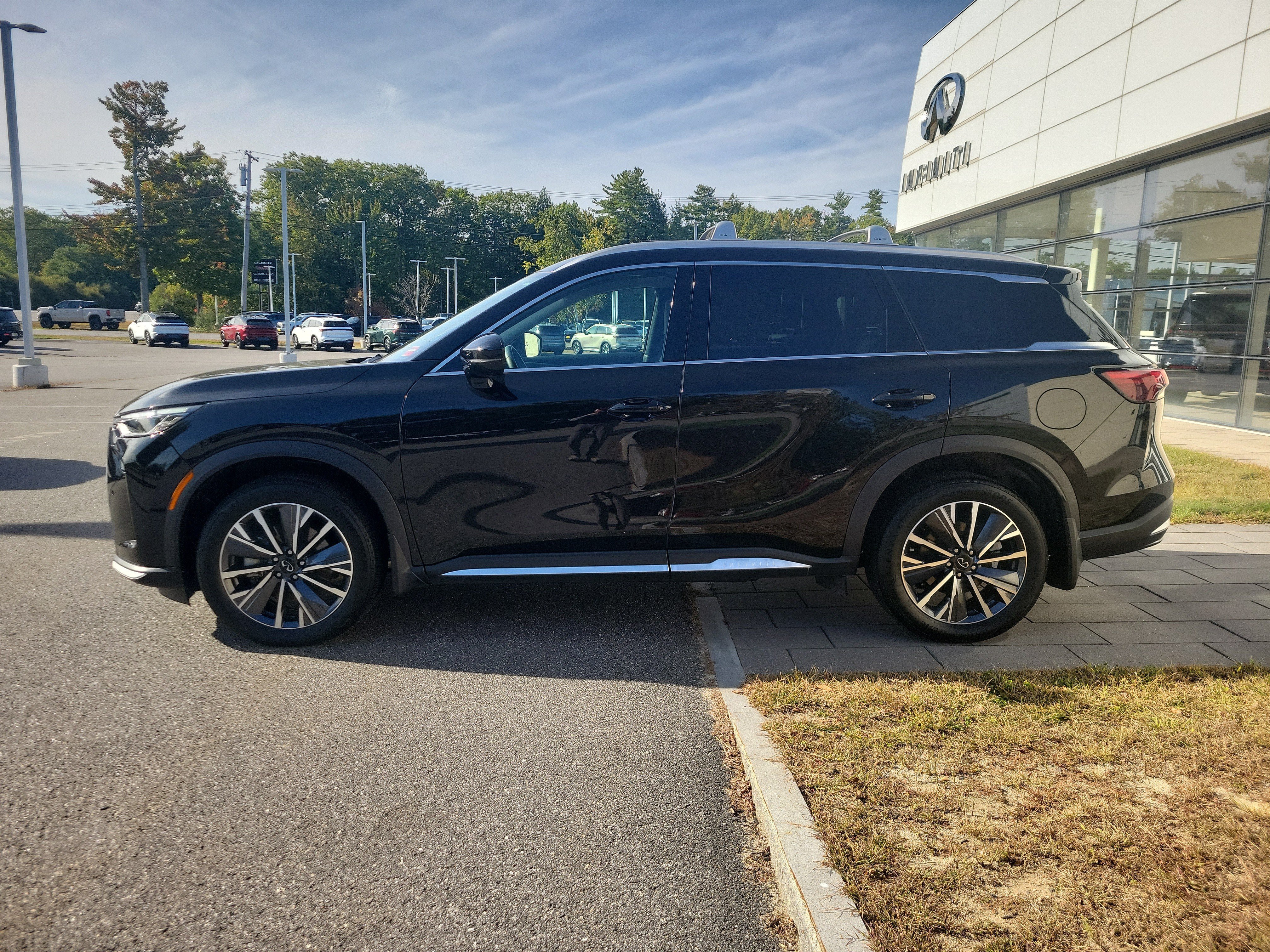 Used 2026 INFINITI QX60 Luxe w/ Cargo Package AWD/4WD image 2