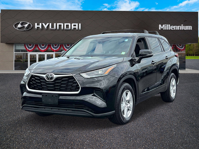 Used 2023 Toyota Highlander L FWD image 4