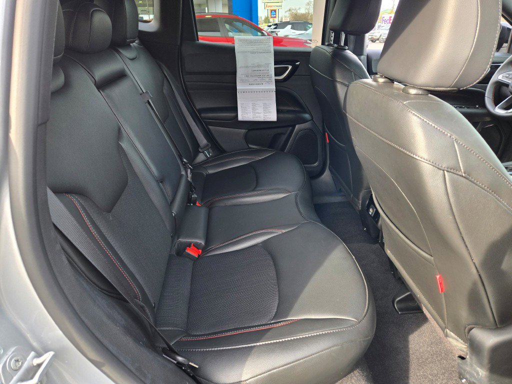 Used 2025 Jeep Compass Trailhawk image 11