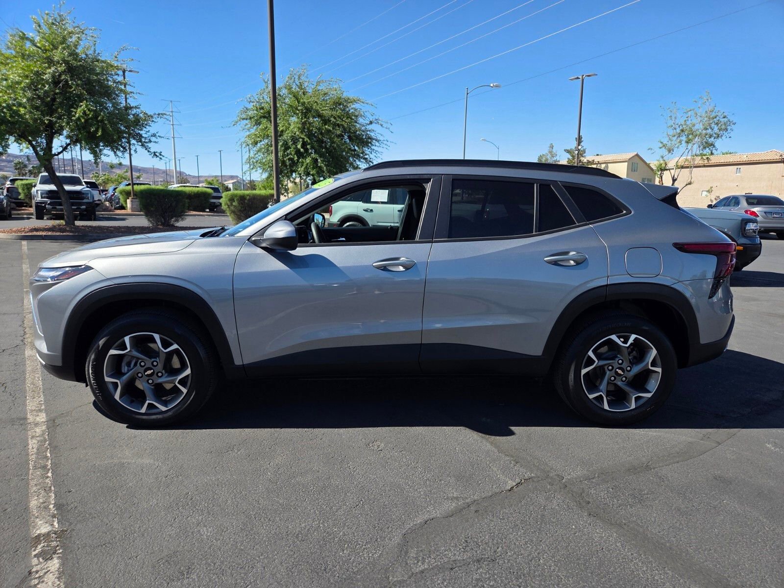 Used 2025 Chevrolet Trax LT FWD image 3