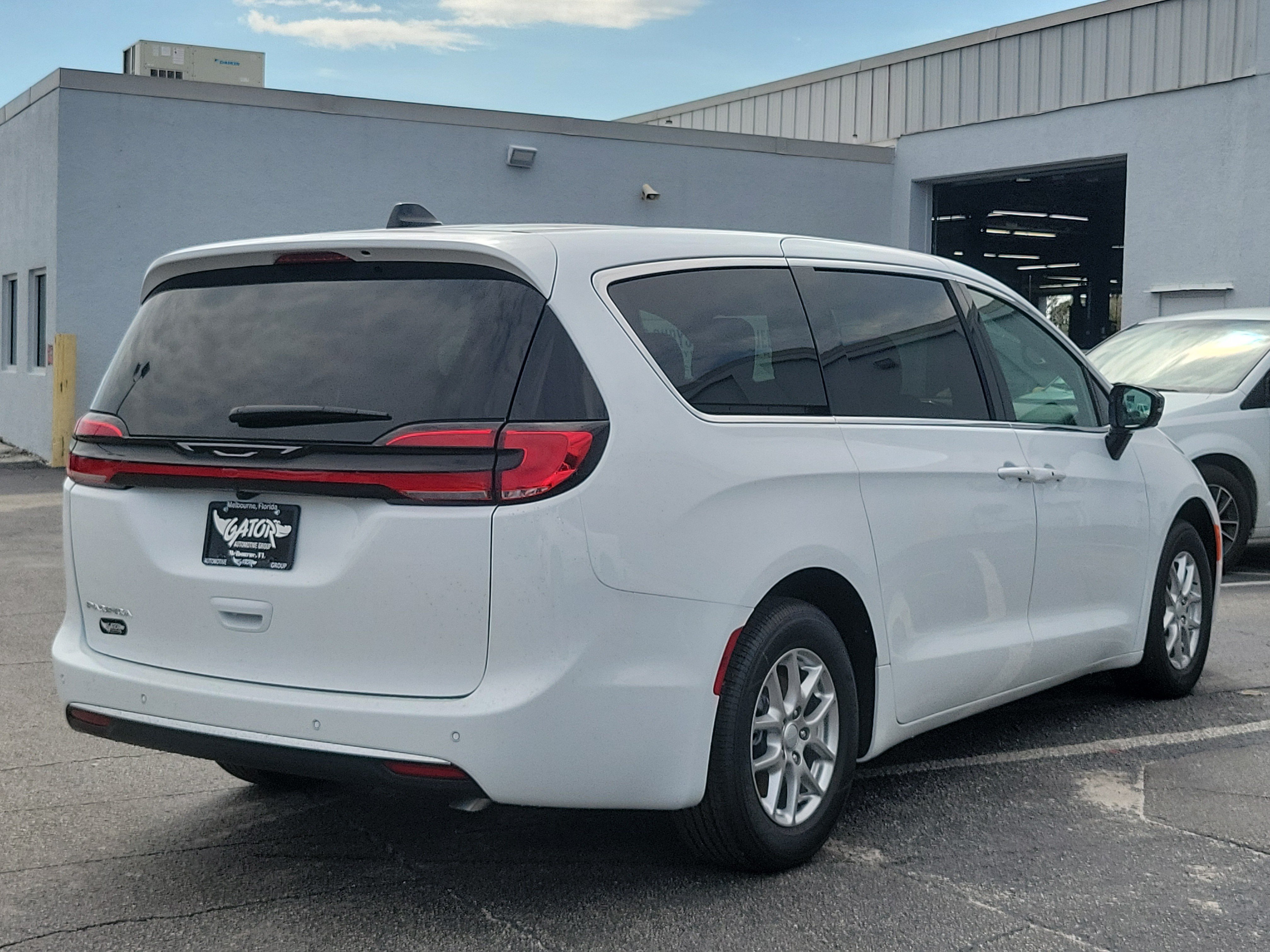 New 2027 Chrysler Pacifica Select FWD image 4