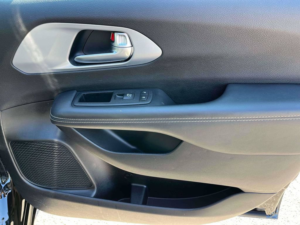 Used 2025 Chrysler Pacifica Limited FWD image 10