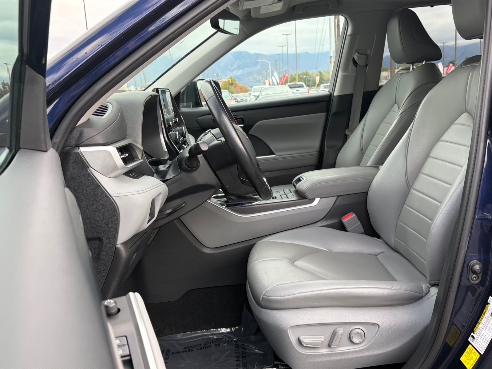 Used 2021 Toyota Highlander XLE AWD/4WD image 11