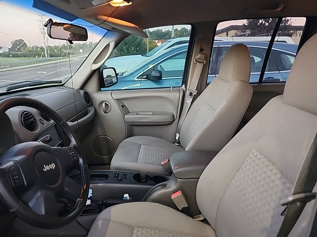 Used 2005 Jeep Liberty Sport AWD/4WD image 2
