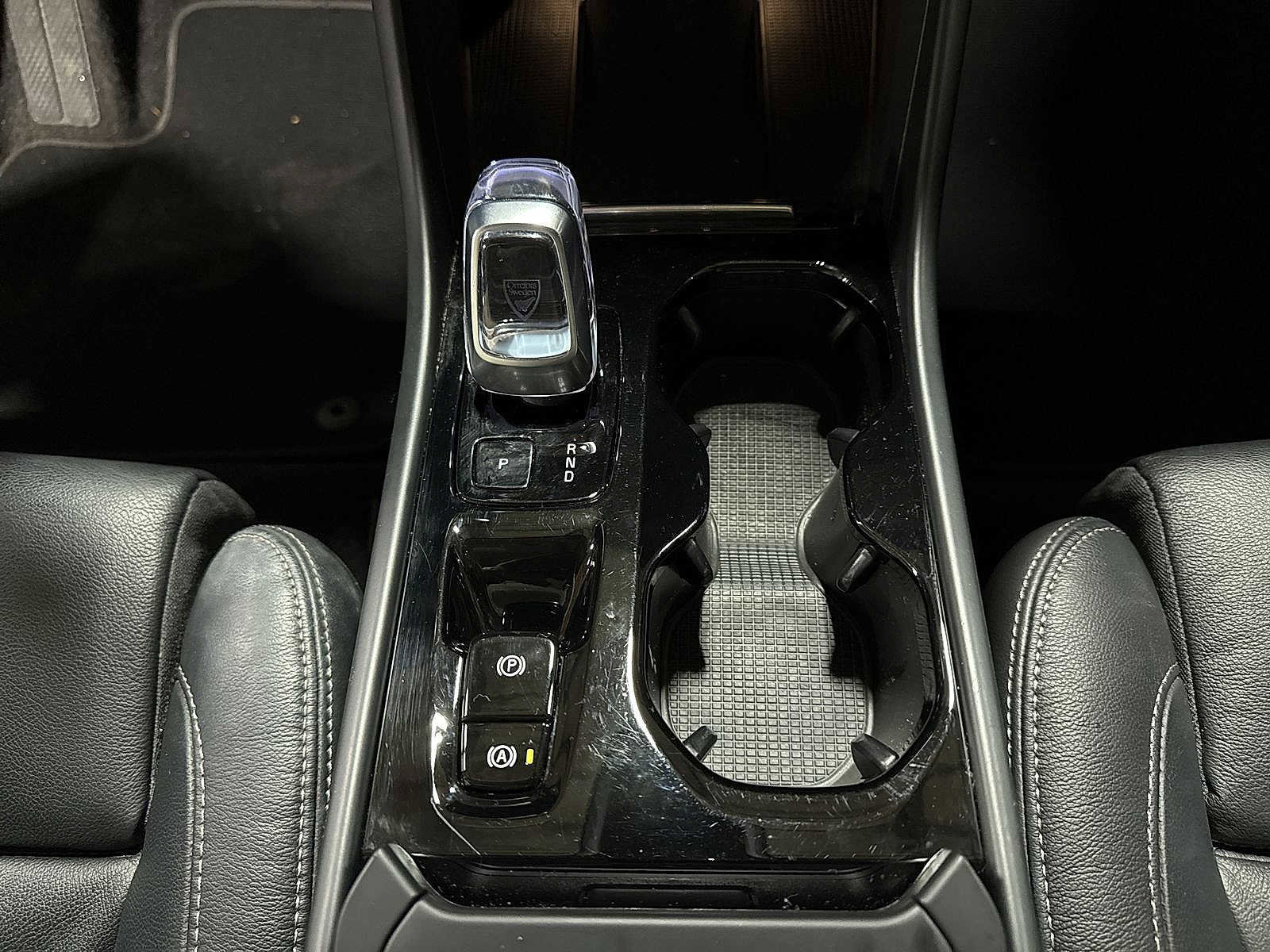 Used 2023 Volvo XC40 B5 Plus image 33