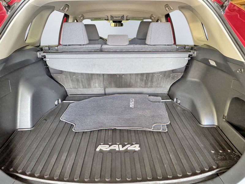 Used 2019 Toyota RAV4 LE w/ Carpet Mat Package AWD/4WD image 18
