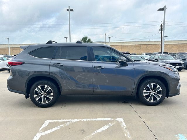 Used 2023 Toyota Highlander XLE FWD image 4