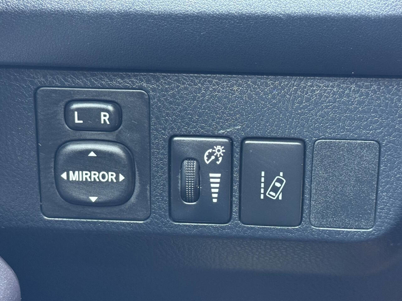 Used 2018 Toyota RAV4 LE image 48