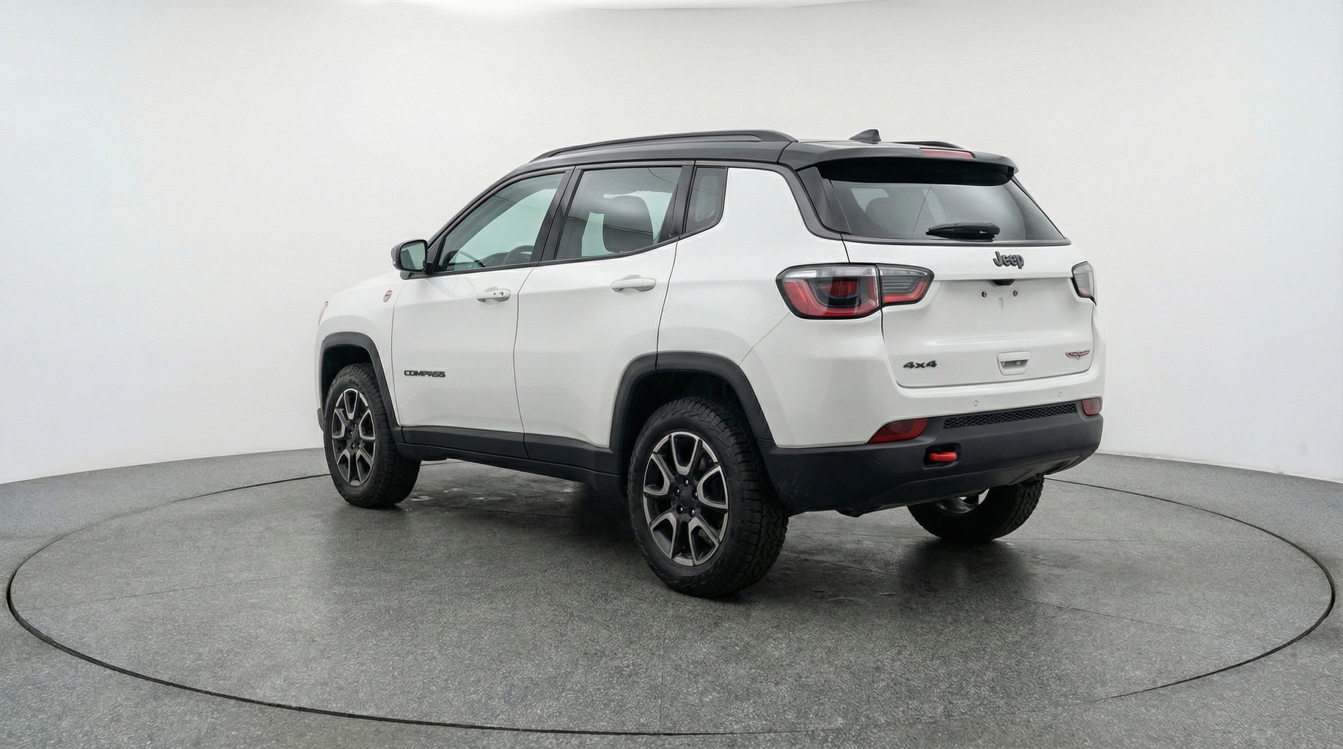 Used 2025 Jeep Compass Trailhawk image 6