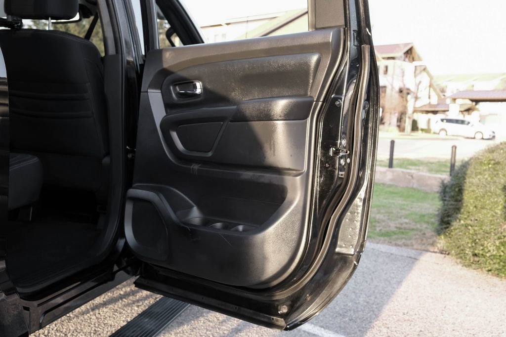 Used 2018 Nissan Titan SV w/ SV Convenience Package image 47