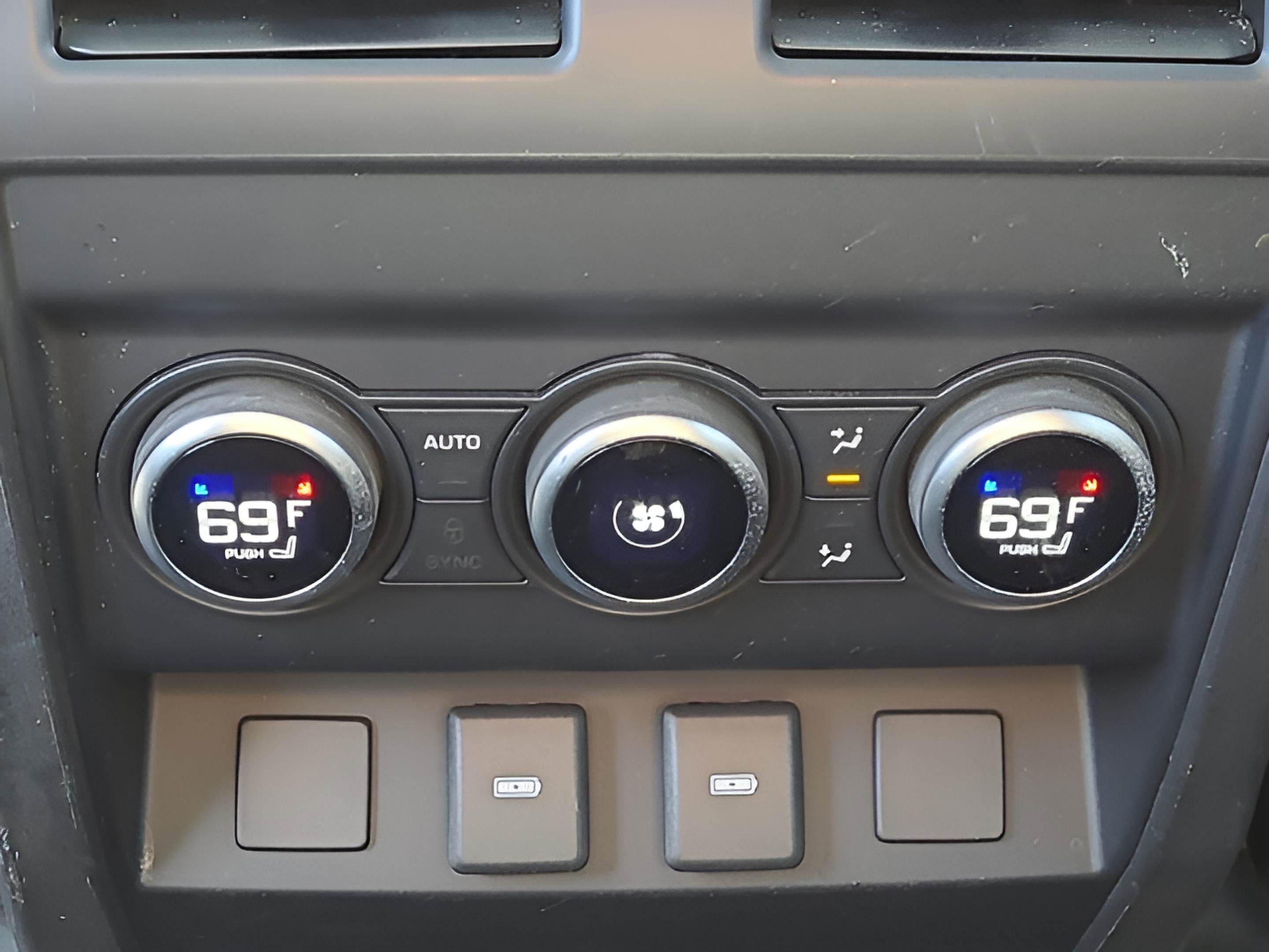 Used 2023 Land Rover Defender 110 X-Dynamic SE image 12