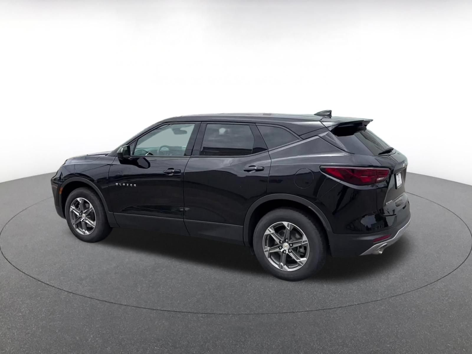 Used 2025 Chevrolet Blazer LT FWD image 9