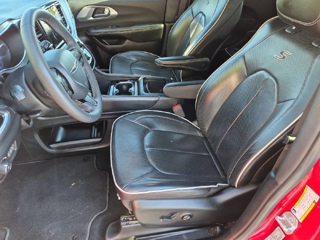 Used 2025 Chrysler Pacifica Limited FWD image 16