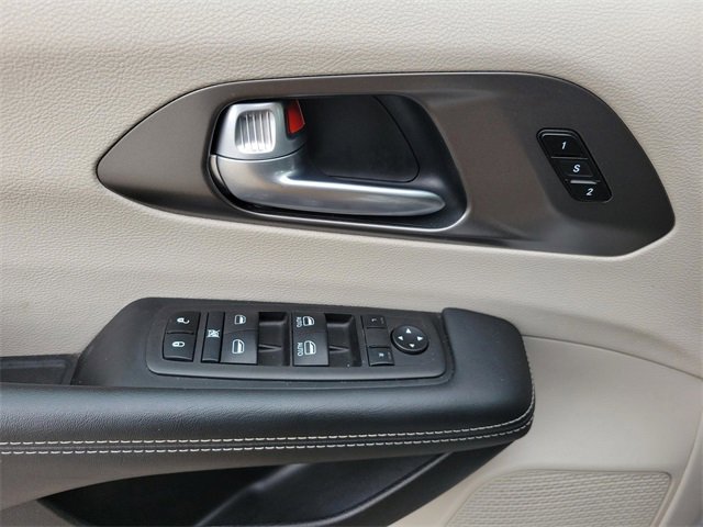 Used 2024 Chrysler Pacifica Touring-L image 12