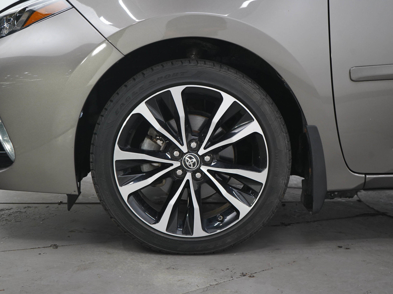 Used 2017 Toyota Corolla XSE FWD image 27