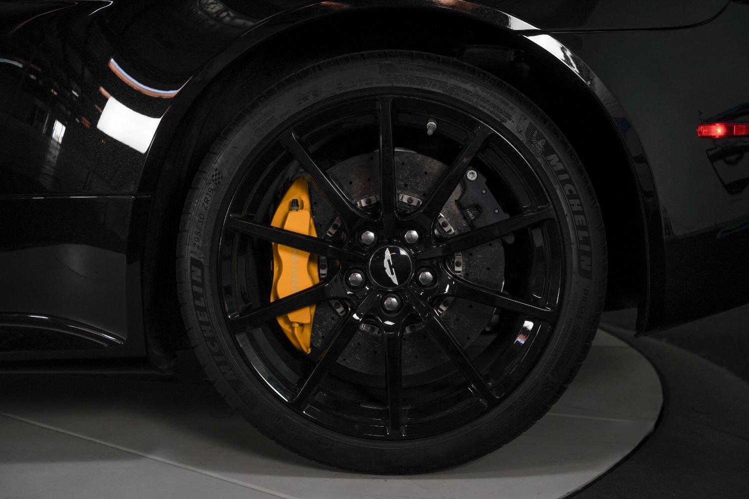 Used 2017 Aston Martin V12 Vantage S RWD image 20