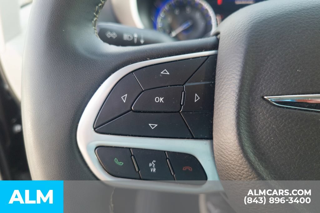 Used 2024 Chrysler Pacifica Touring-L FWD image 11