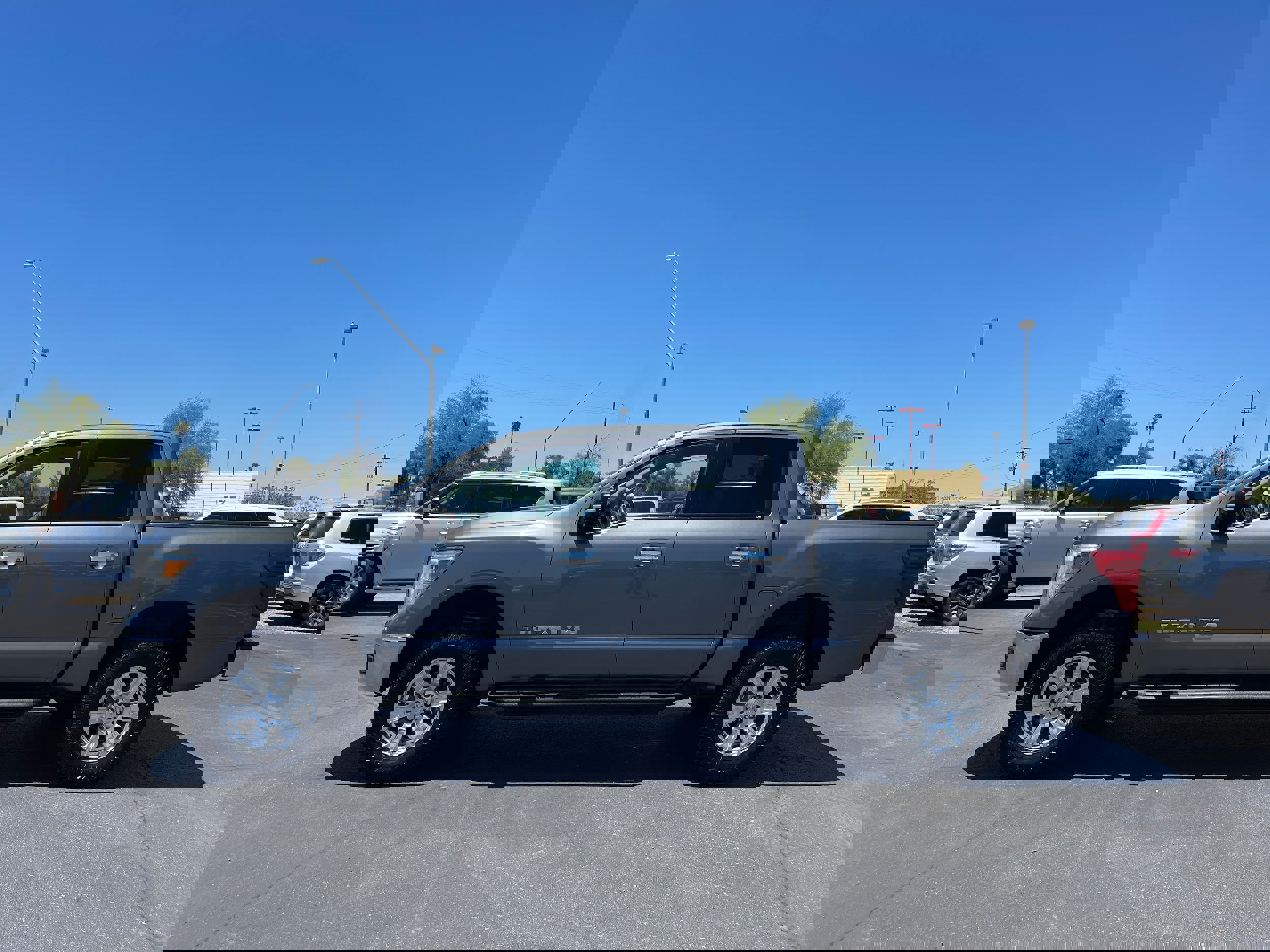 Used 2018 Nissan Titan SV image 2