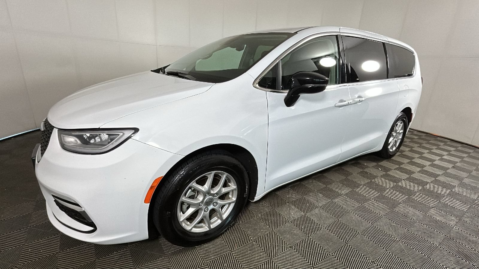 Used 2024 Chrysler Pacifica Touring-L FWD image 7