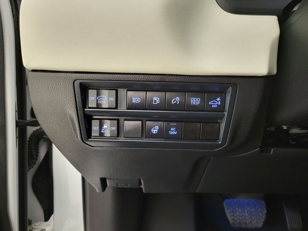 Used 2024 Toyota Sequoia Capstone image 7