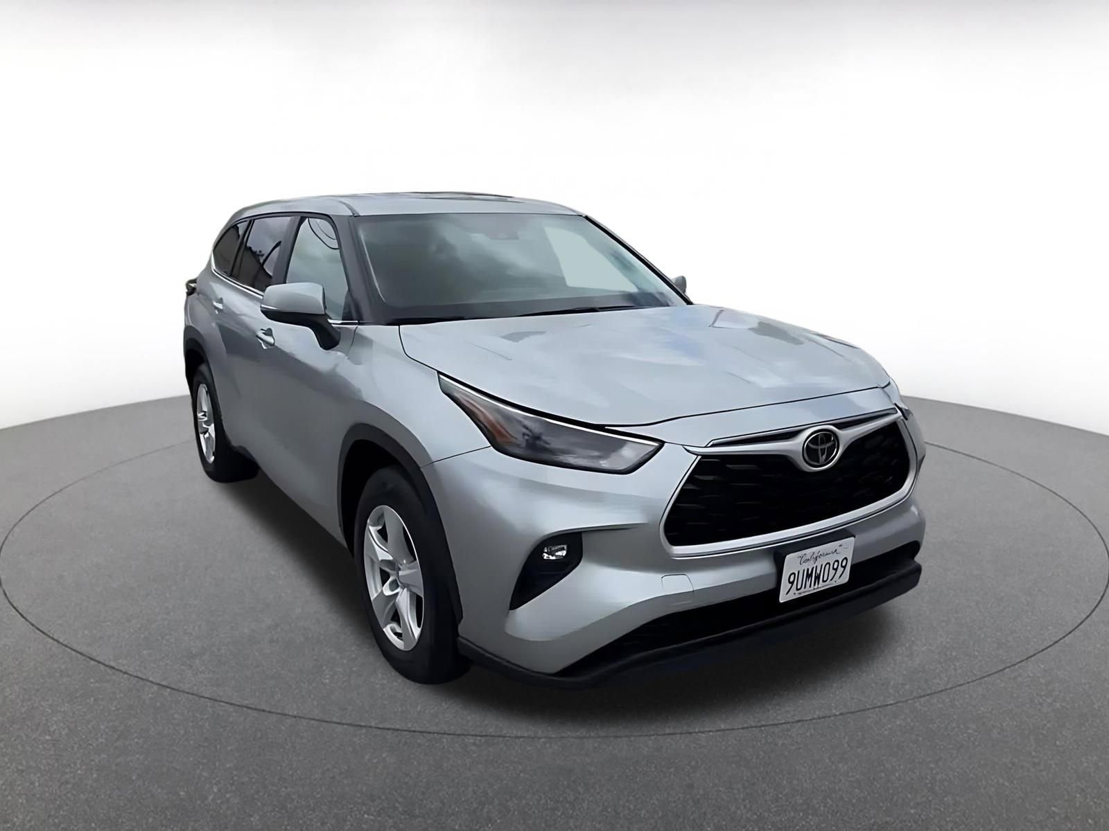 Used 2025 Toyota Highlander LE FWD image 3