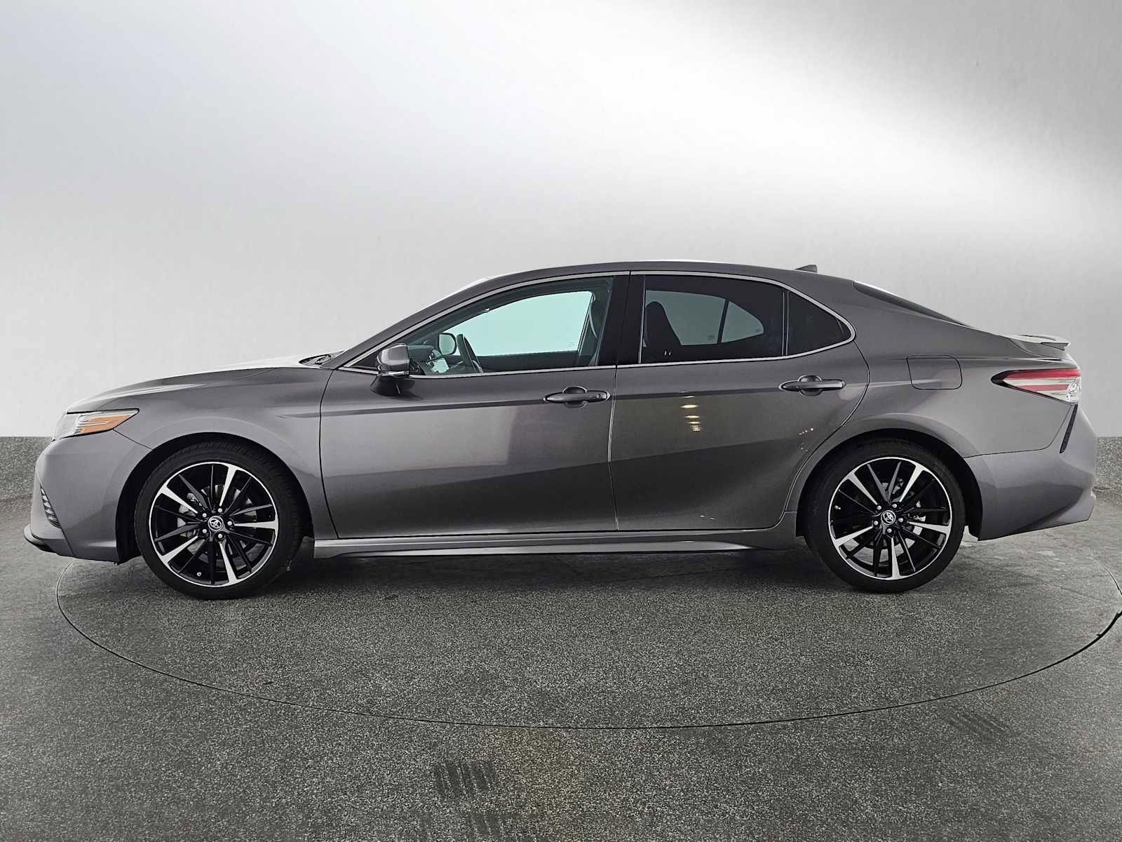 Used 2019 Toyota Camry XSE image 6