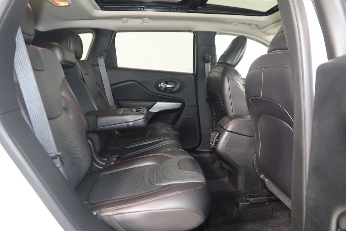 Used 2017 Jeep Cherokee Trailhawk AWD/4WD image 14