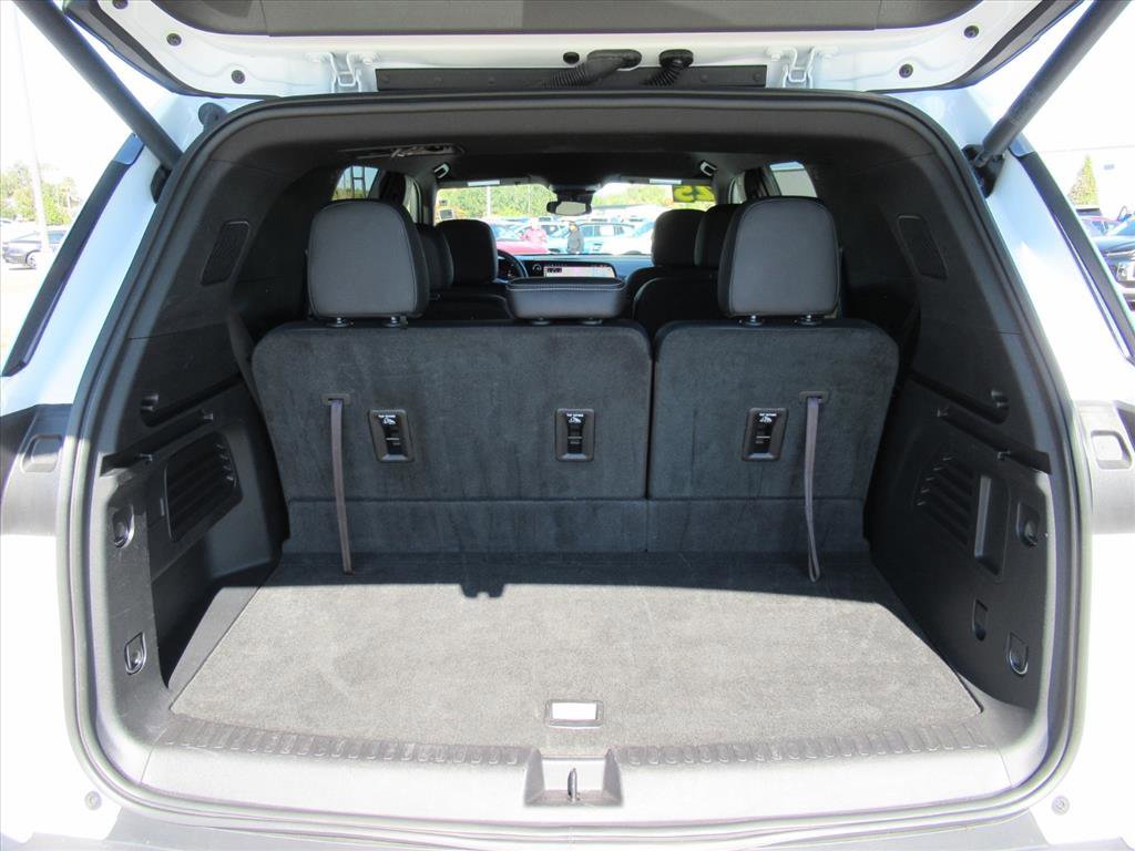Used 2025 Chevrolet Traverse LT image 33