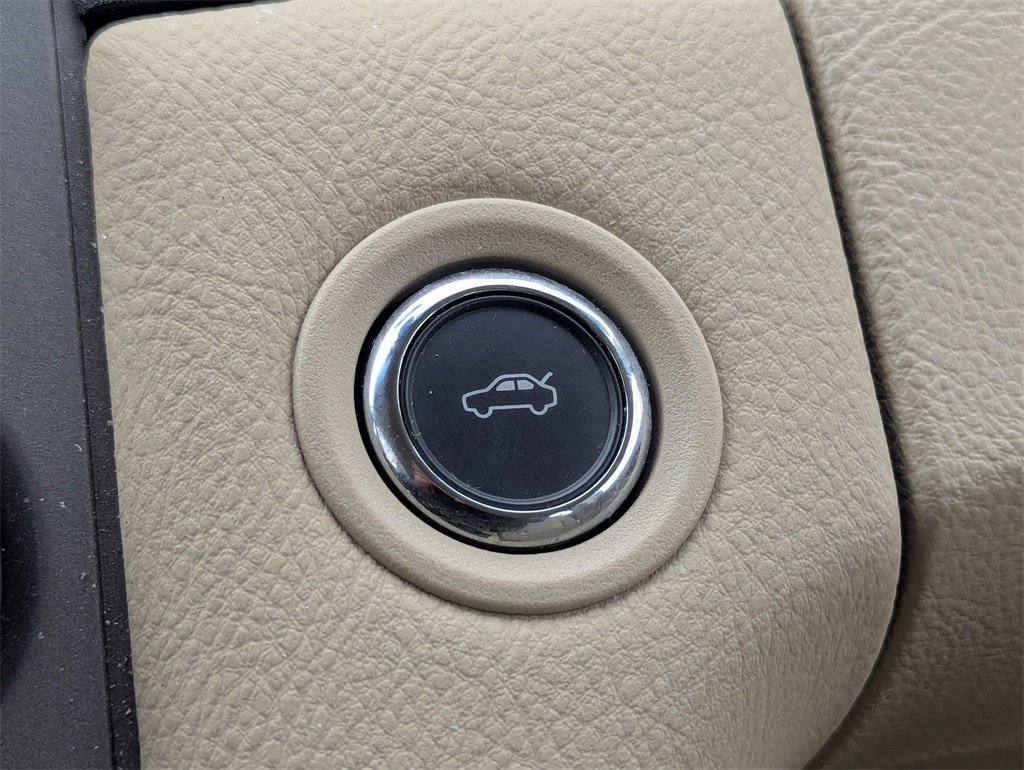 Used 2018 Ford Taurus SEL image 17