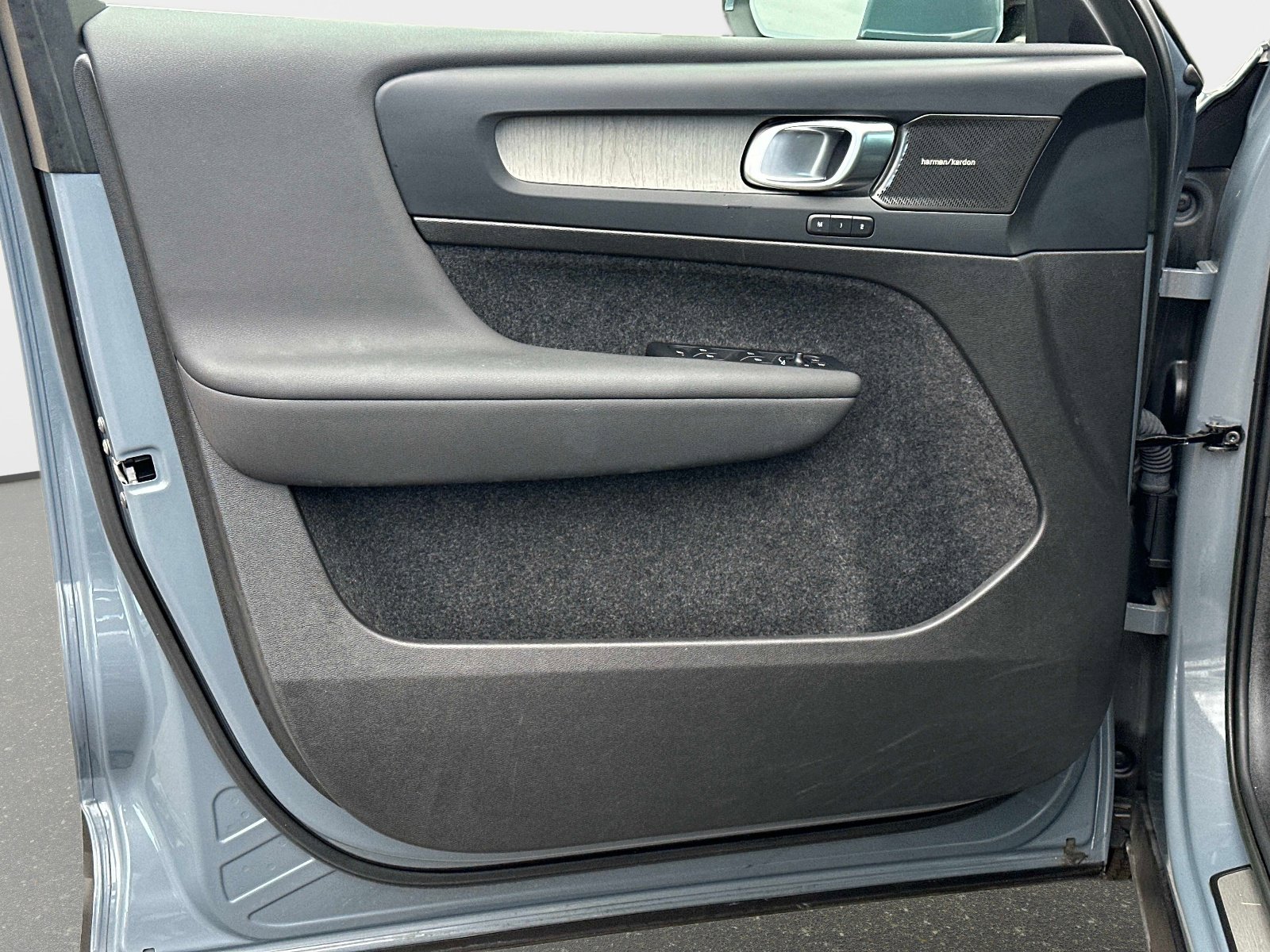 Certified 2023 Volvo XC40 B5 Ultimate w/ Protection Package Premier image 17