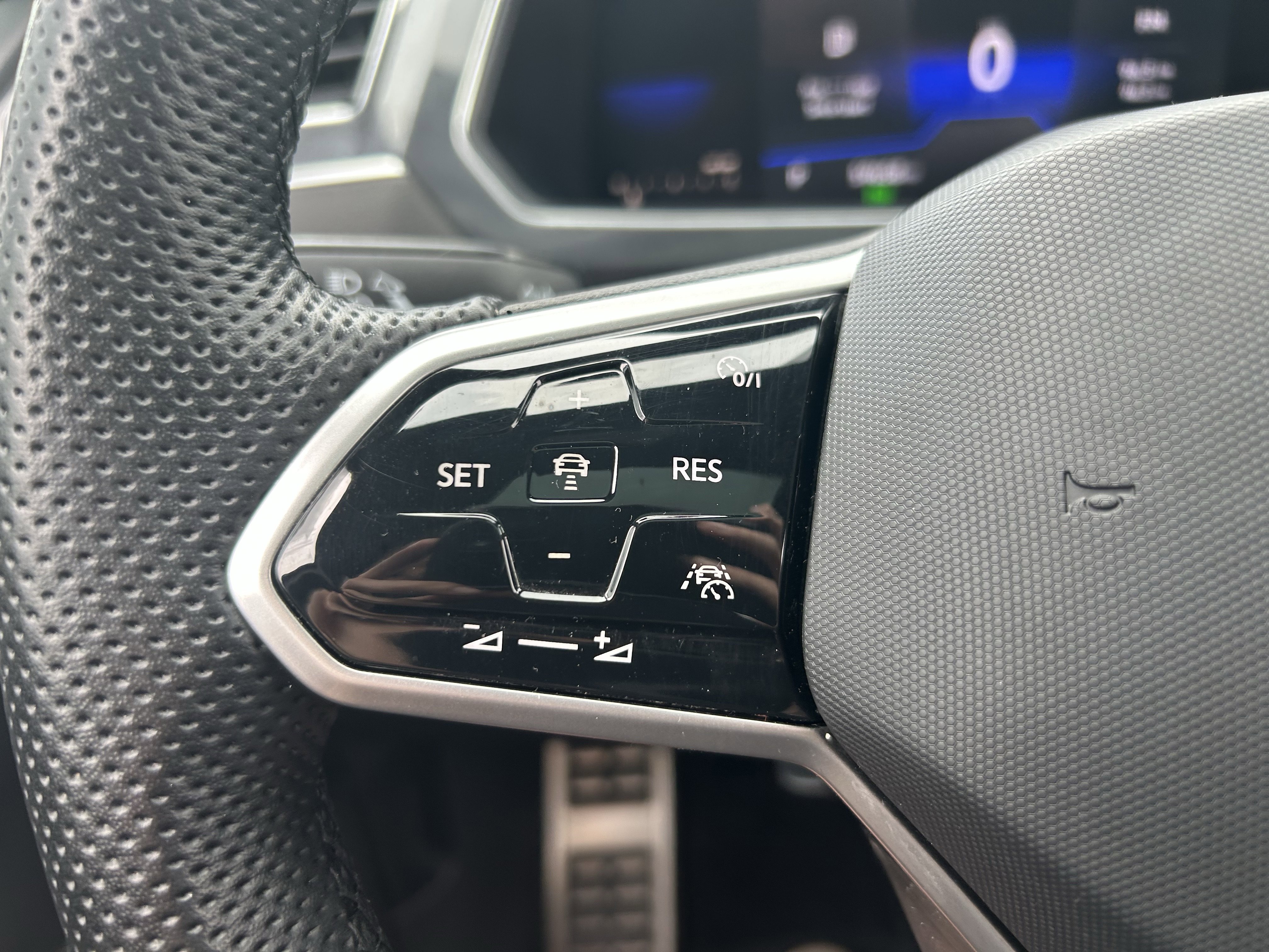Certified 2022 Volkswagen Tiguan SE R-Line AWD/4WD image 18