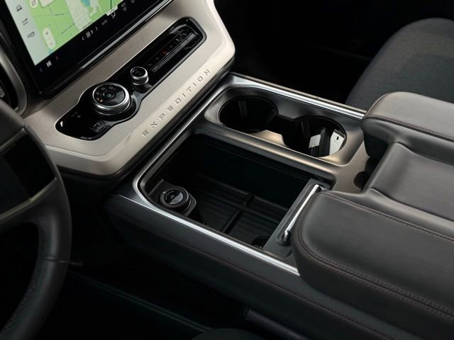 Used 2025 Ford Expedition Active image 31