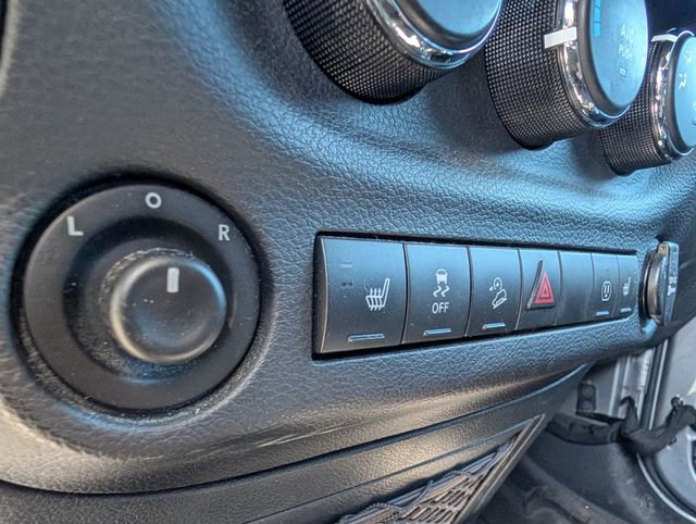 Used 2017 Jeep Wrangler Unlimited Sahara w/ Connectivity Group AWD/4WD image 11