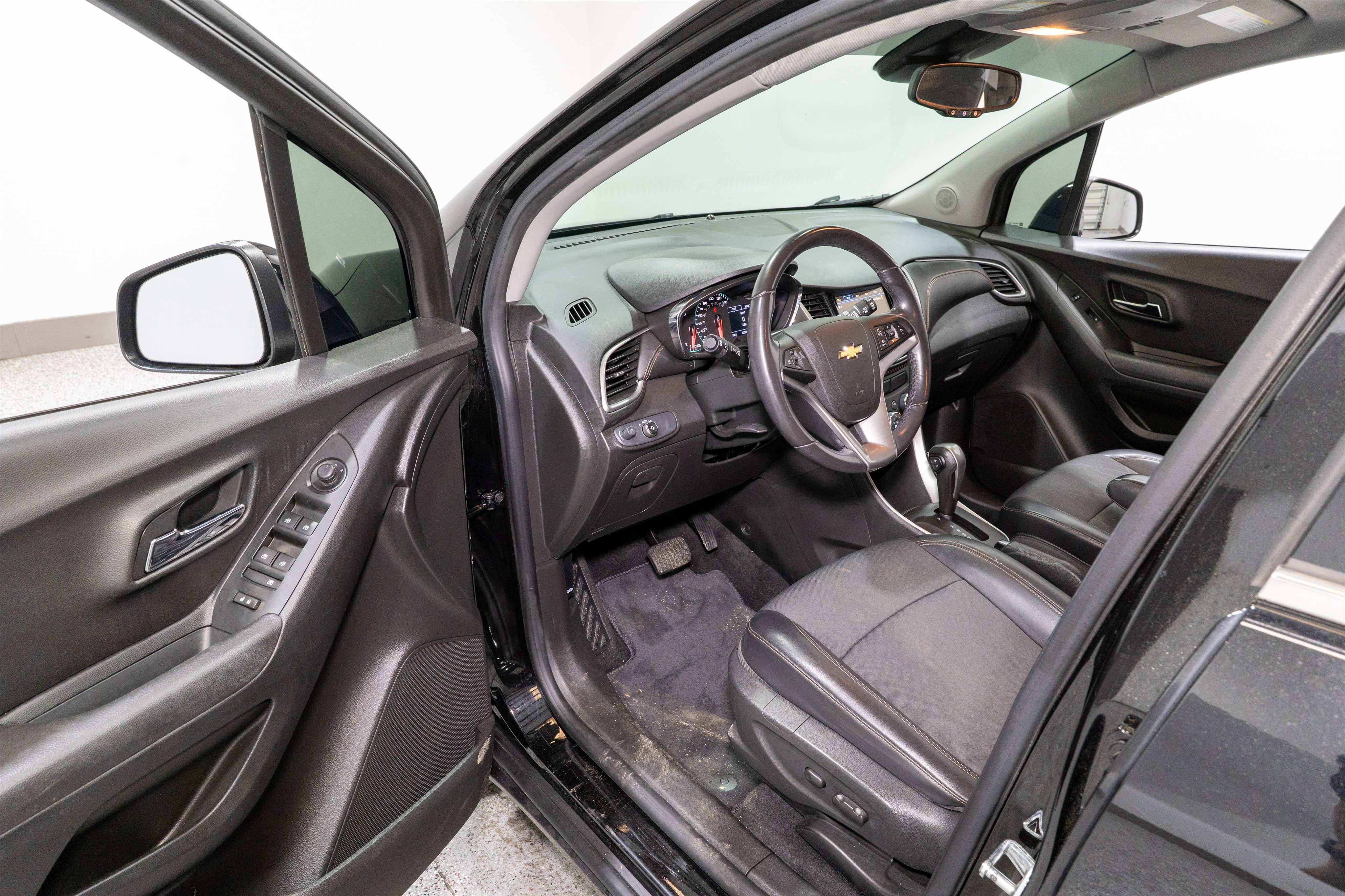 Used 2019 Chevrolet Trax LT w/ LT Convenience Package image 12