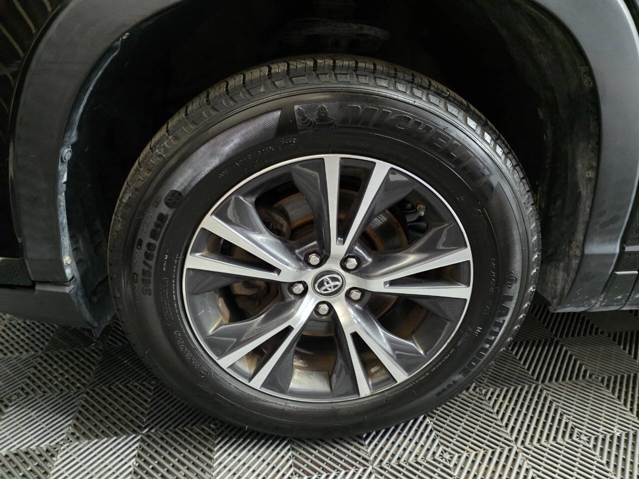 Used 2019 Toyota Highlander LE image 29