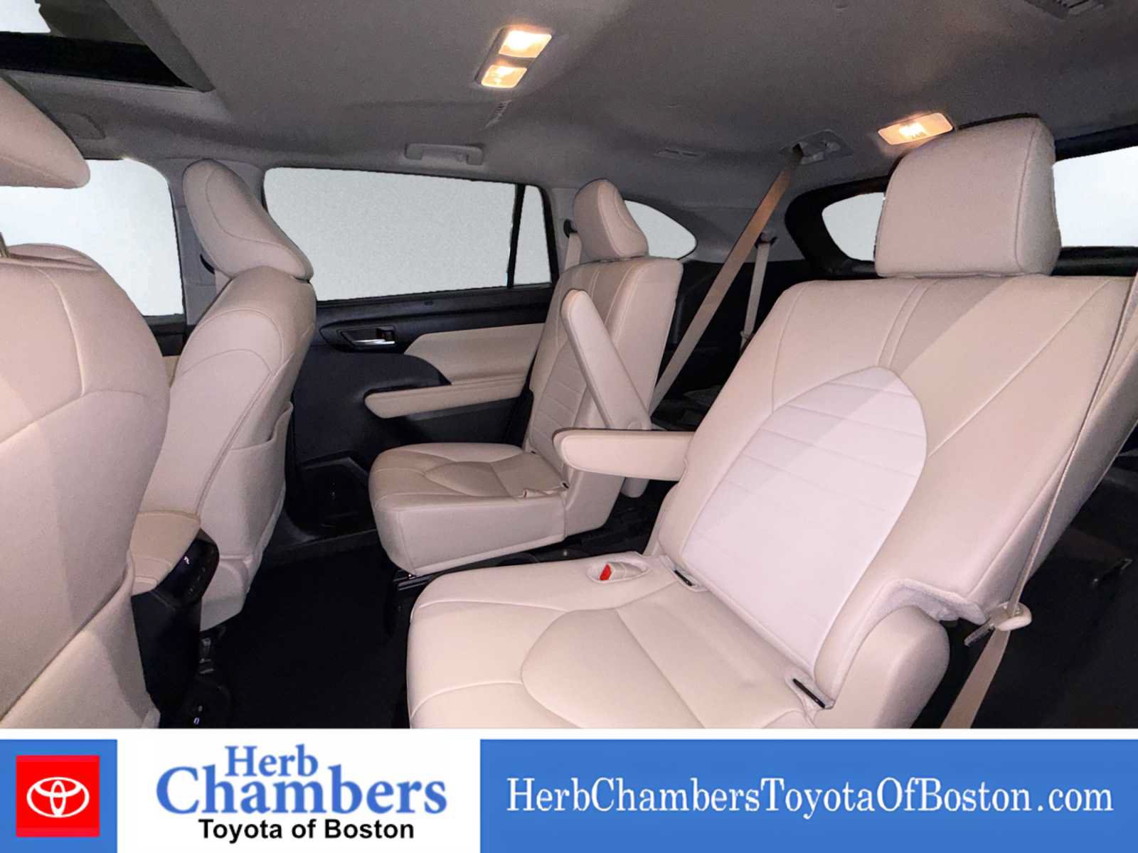 Used 2024 Toyota Highlander XLE AWD/4WD image 18