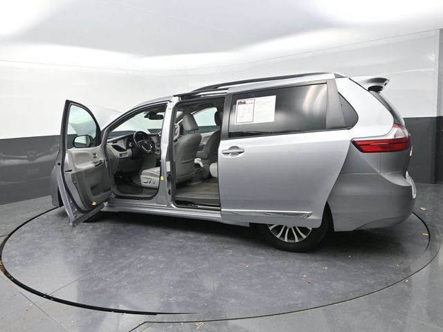 Used 2018 Toyota Sienna XLE FWD image 32