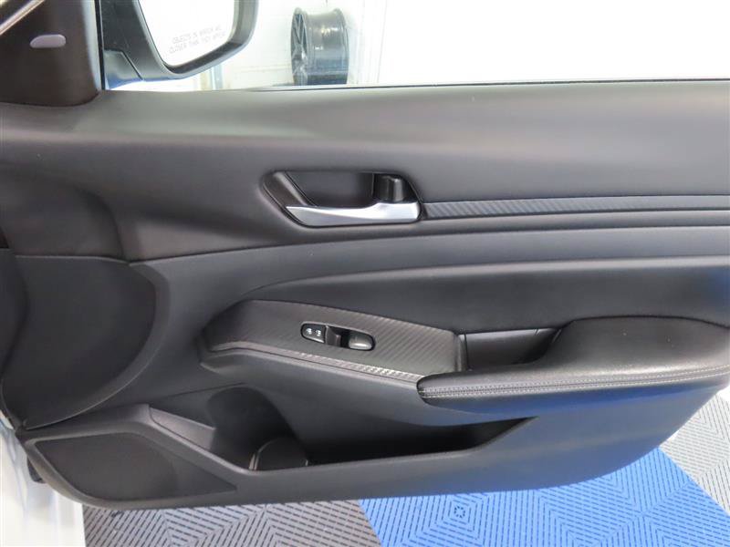 Used 2025 Nissan Altima 2.5 SV FWD image 33