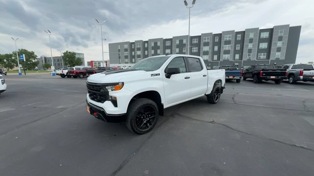 Used 2025 Chevrolet Silverado 1500 Custom Trail Boss w/ LPO, Dark Essentials Package AWD/4WD image 4