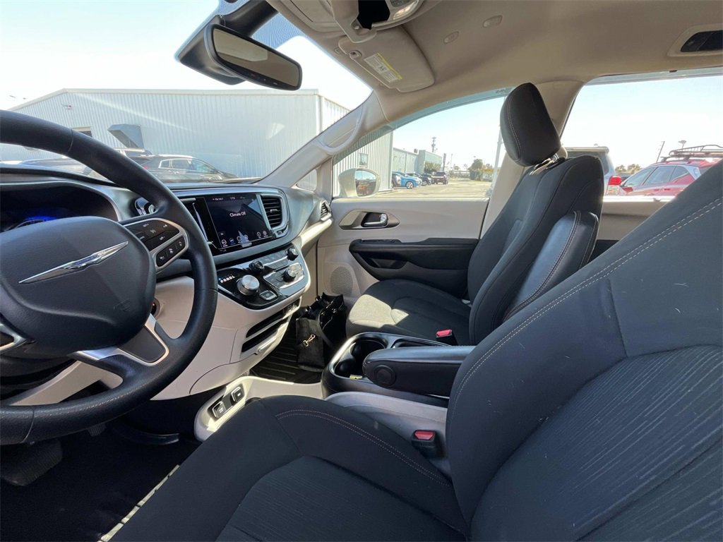Used 2020 Chrysler Pacifica Touring w/ Tire & Wheel Group image 10