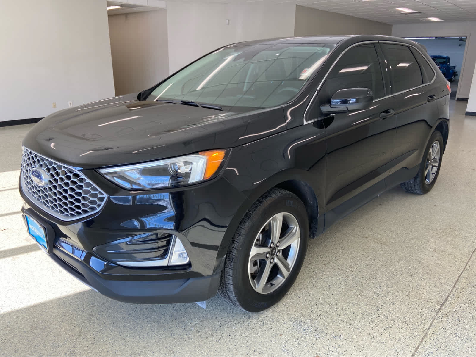Used 2024 Ford Edge SEL w/ Convenience Package AWD/4WD image 3