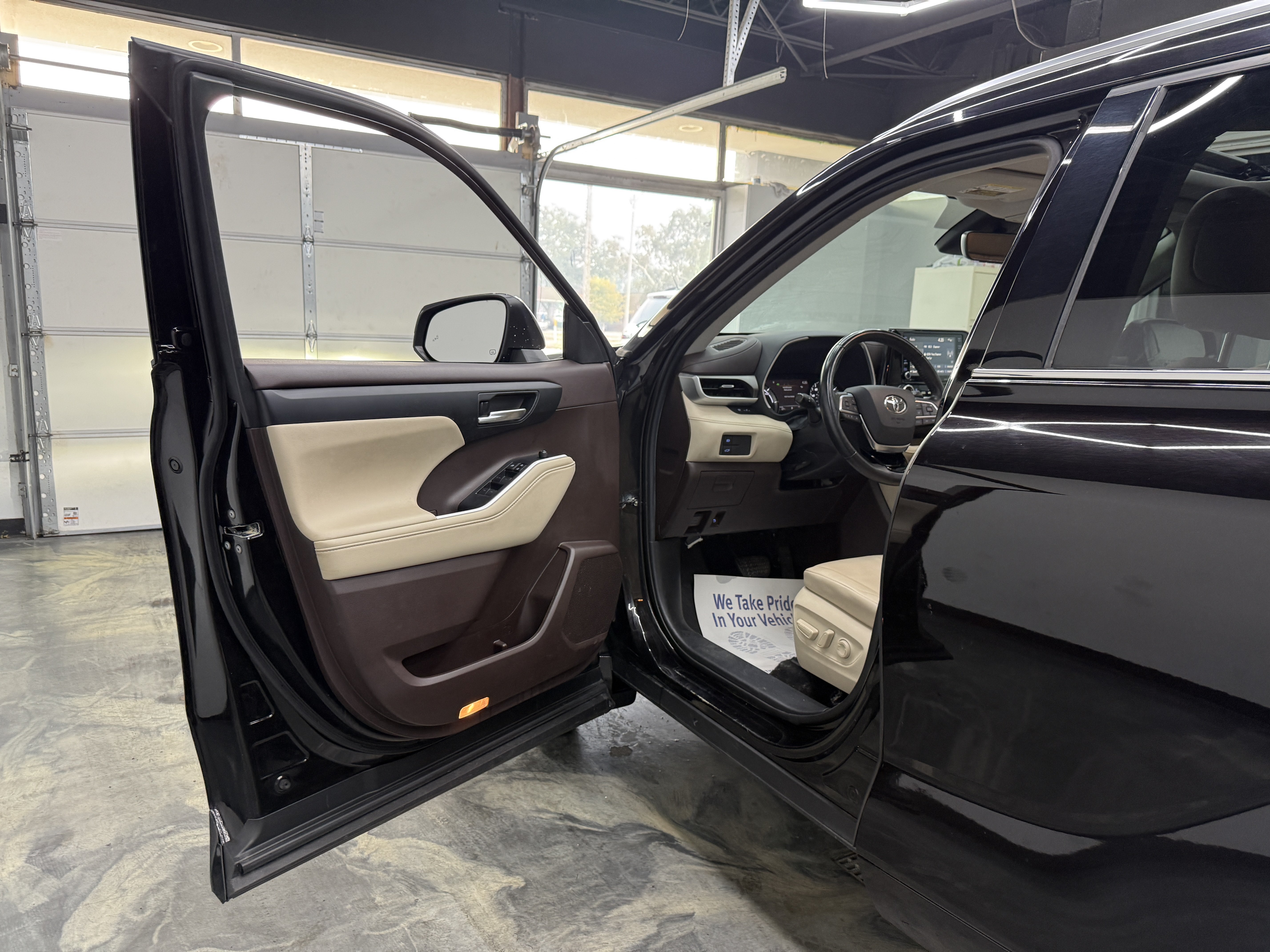 Used 2021 Toyota Highlander XLE AWD/4WD image 8