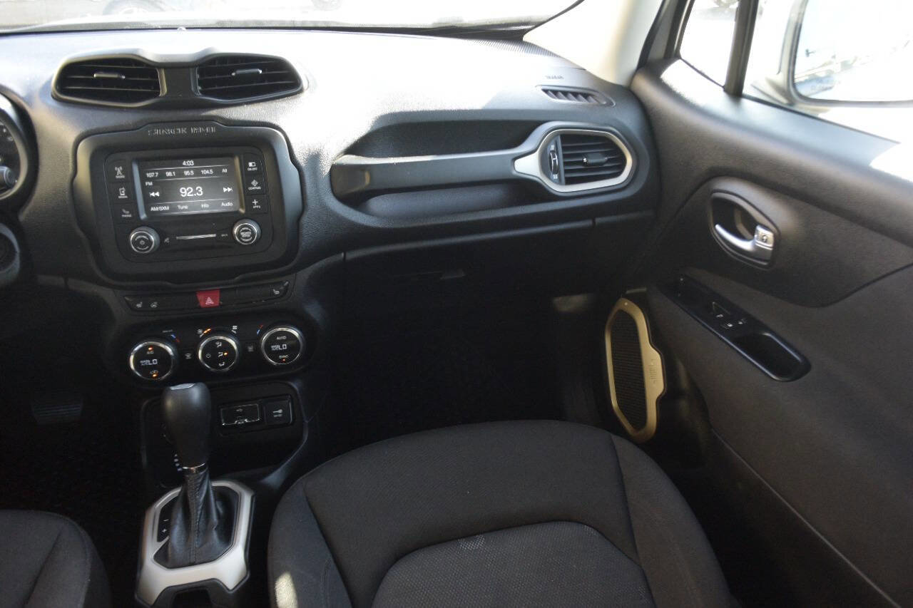 Used 2017 Jeep Renegade Latitude w/ Popular Equipment Group image 28