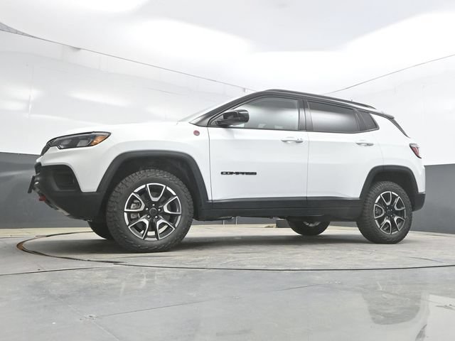 Used 2025 Jeep Compass Trailhawk AWD/4WD image 29