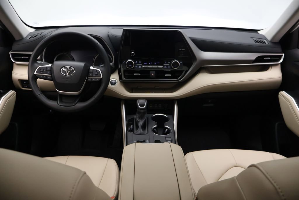 Used 2024 Toyota Highlander XLE FWD image 24