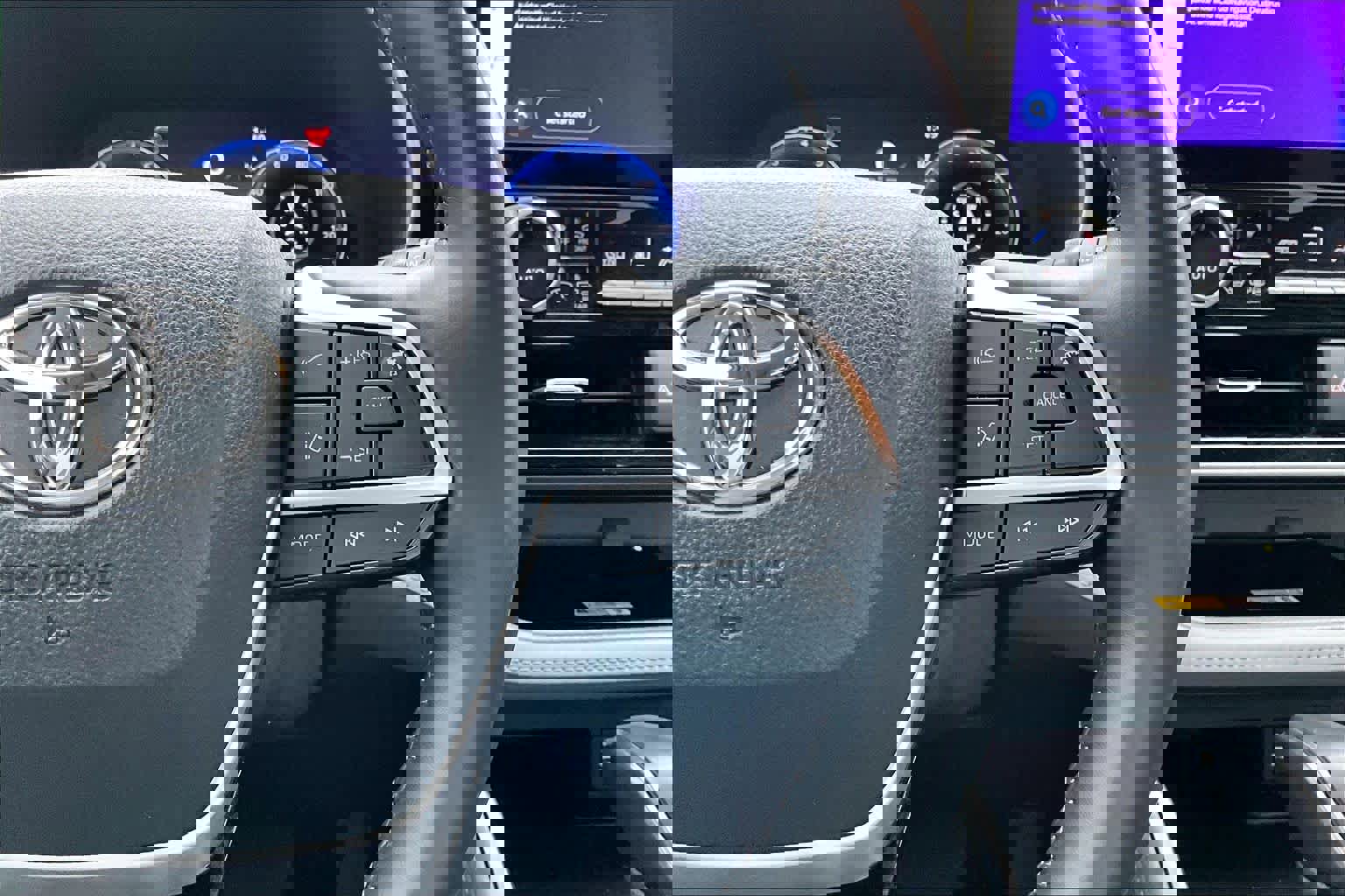 Used 2024 Toyota Highlander Limited image 24