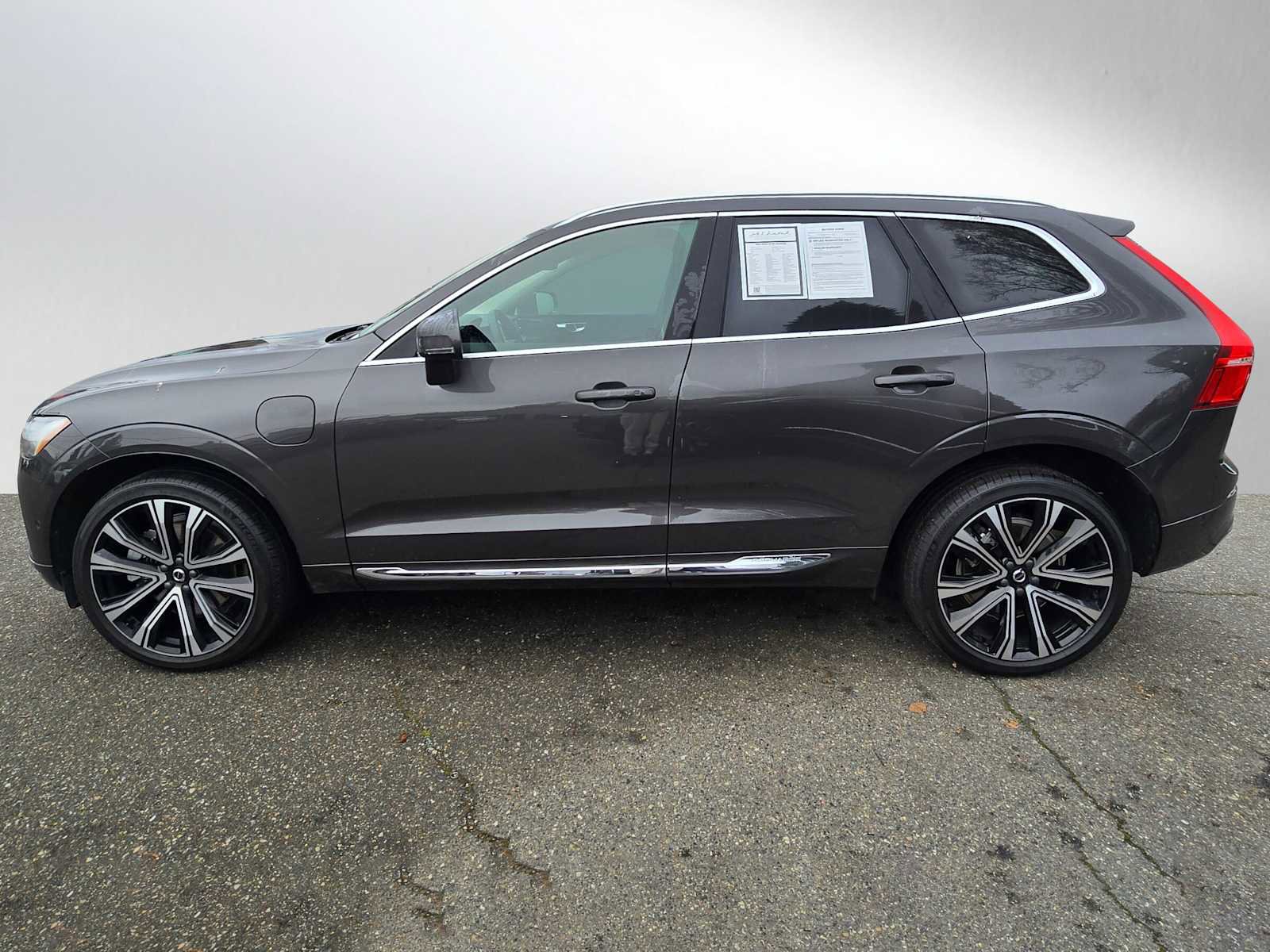 Certified 2023 Volvo XC60 T8 Ultimate w/ Climate Package image 6