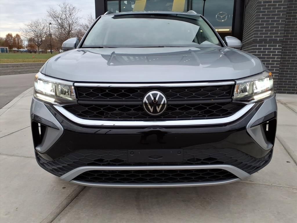 Used 2024 Volkswagen Taos SE image 2
