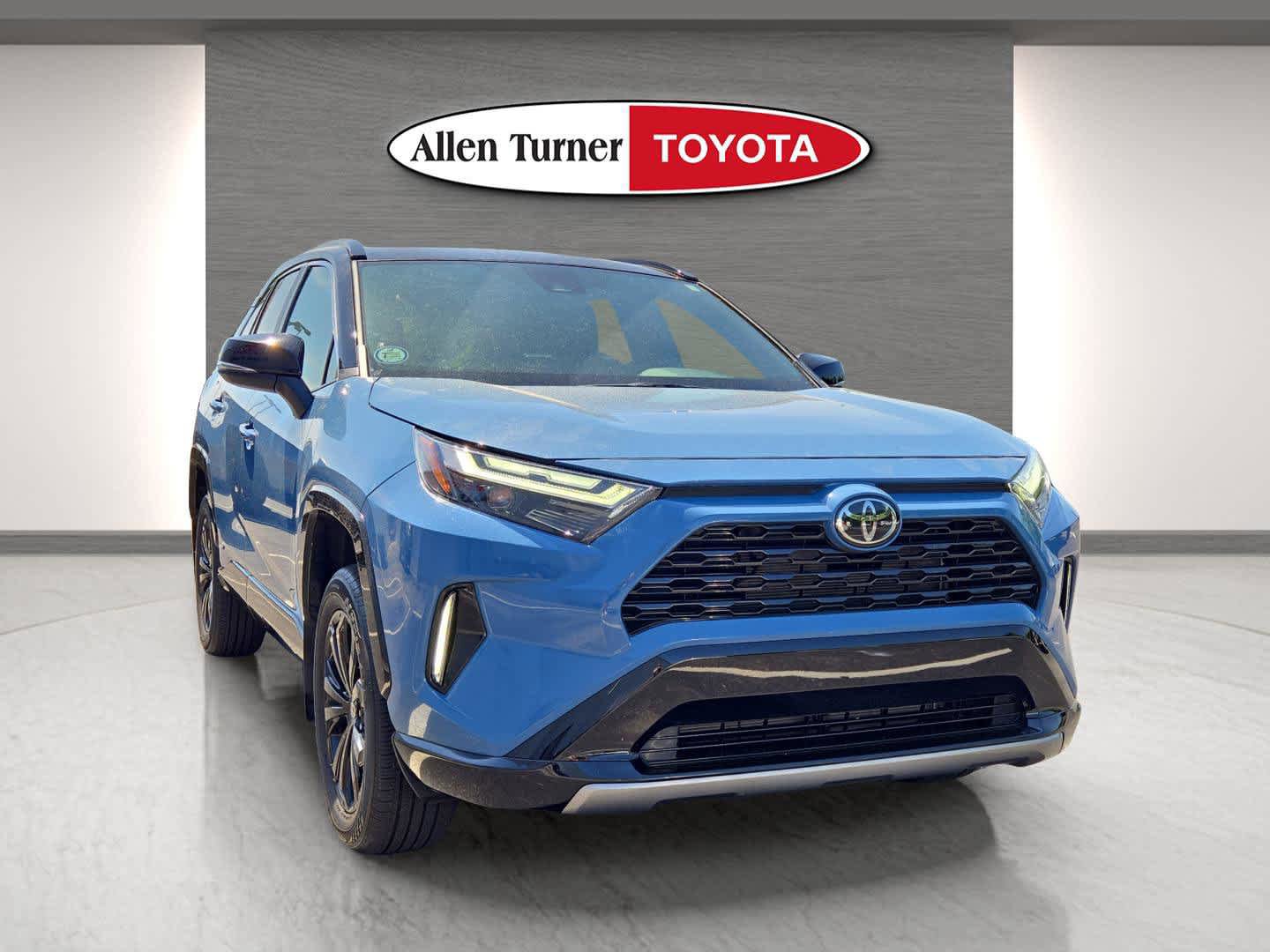 Used 2025 Toyota RAV4 XSE AWD/4WD image 2